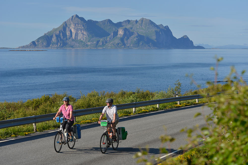 helgelandkueste-norwegen-fahrrad-meer-berg.jpg